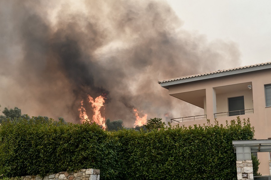 Πυρκαγιά στην Αττική: Εκκενώνονται δύο οικισμοί στον Άγιο Στέφανο