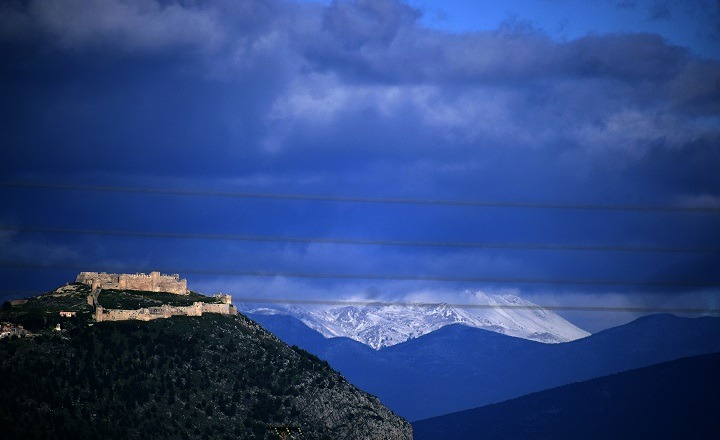 Έπεσαν τα πρώτα χιόνια στα ορεινά της Κορινθίας